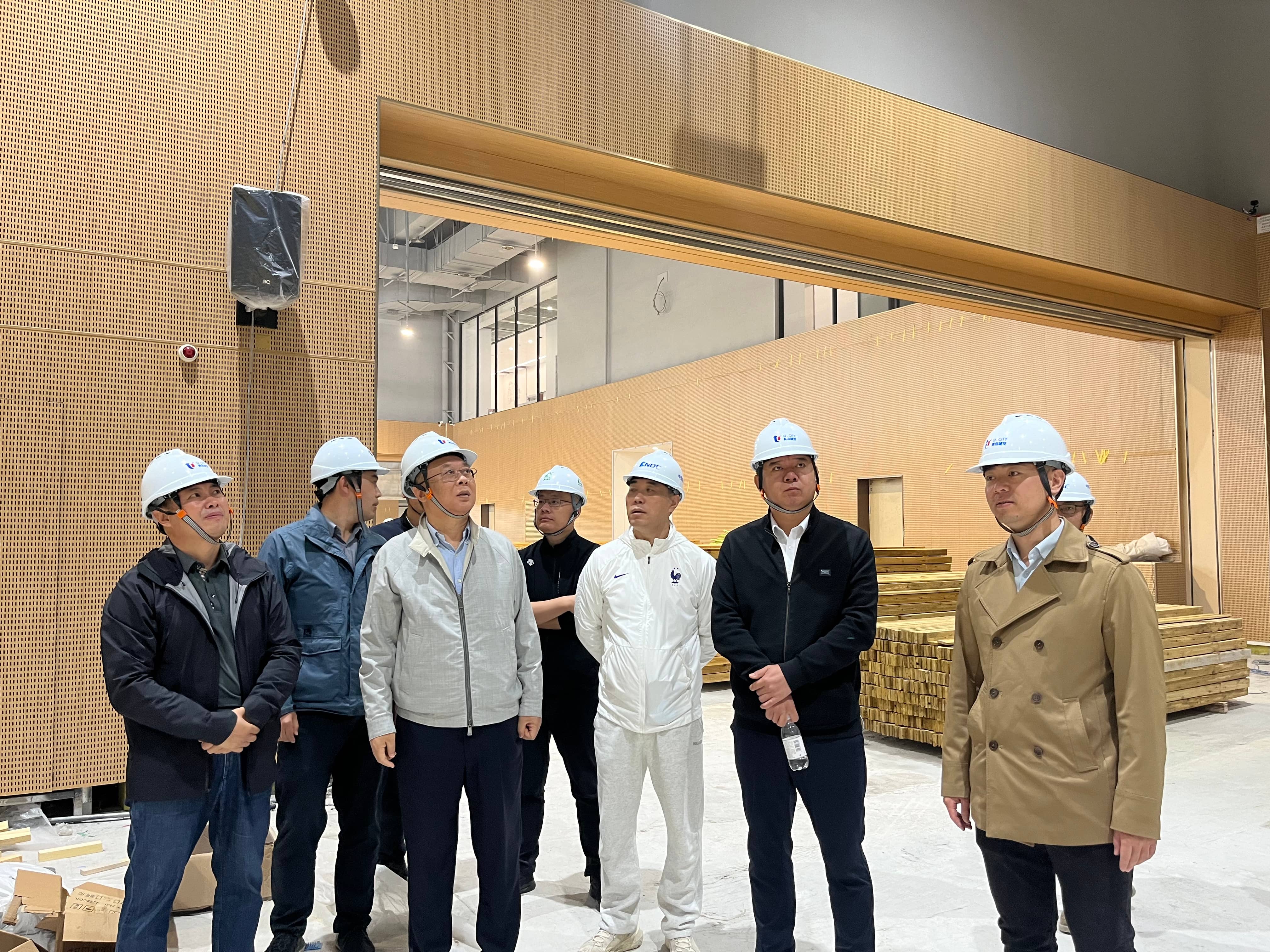 集團(tuán)公司黨委書記、董事長王元斌帶隊赴青島浮山全民健身中心項目進(jìn)行調(diào)研指導(dǎo)(1).jpg